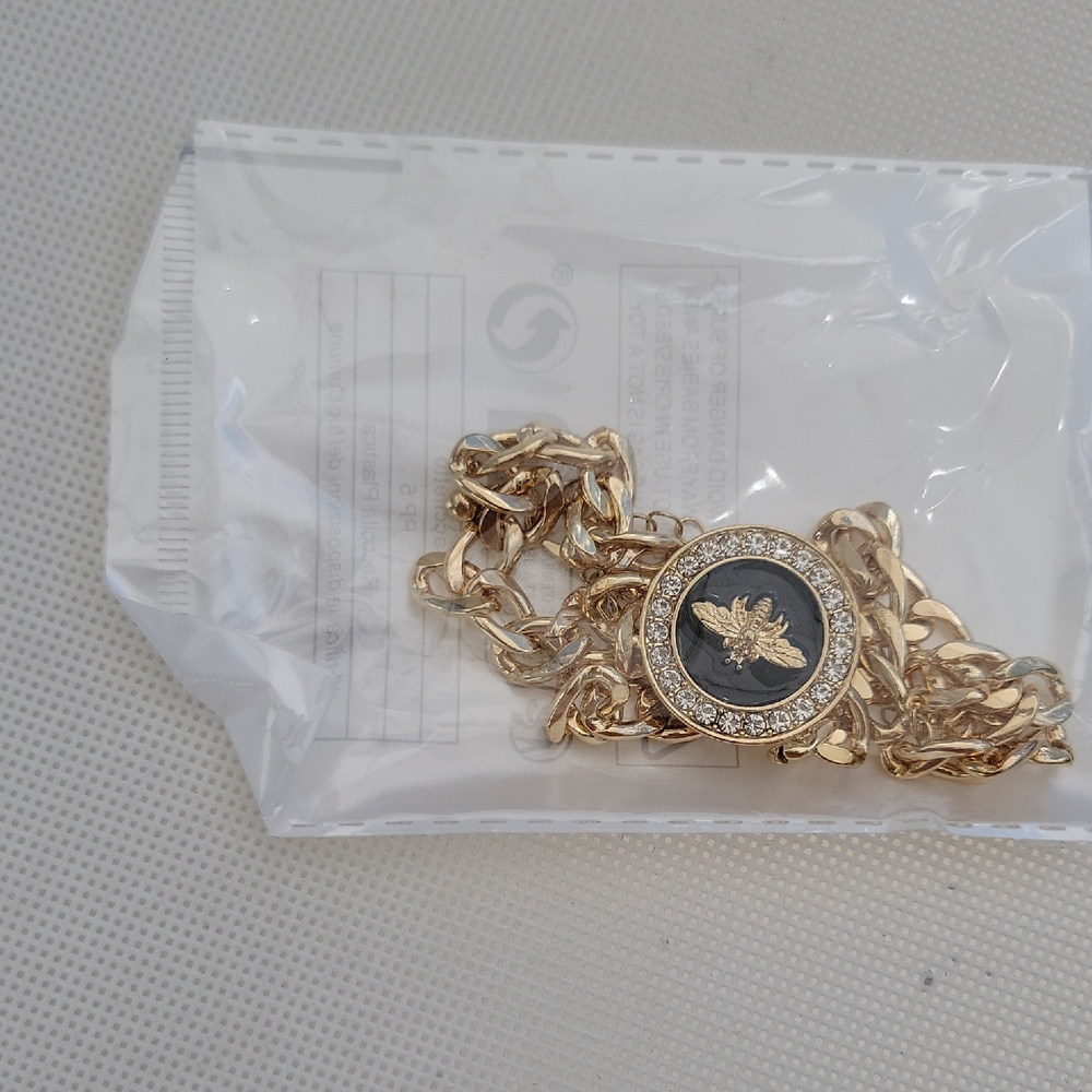 Bee Medallion Pendant Necklace Silvertone Crystal Accents 16" + 2" Adj · New - Picture 4 of 12